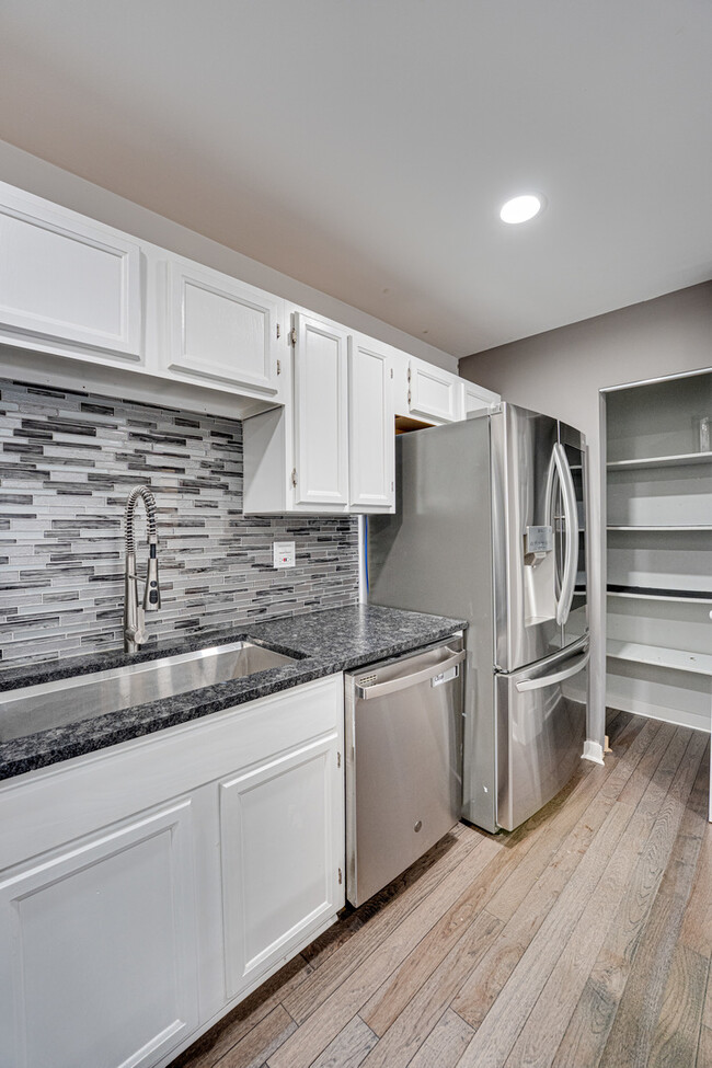Building Photo - 1633 Hilton Head Dr