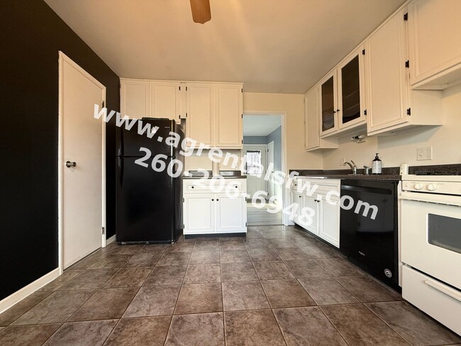 Building Photo - 3 Bedroom House- $300 off first month's rent