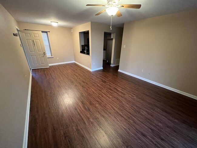Building Photo - Newtown Grant 2 bedroom condo available Jul 1