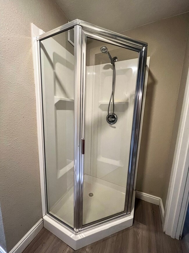 Building Photo - 905 E 16th St