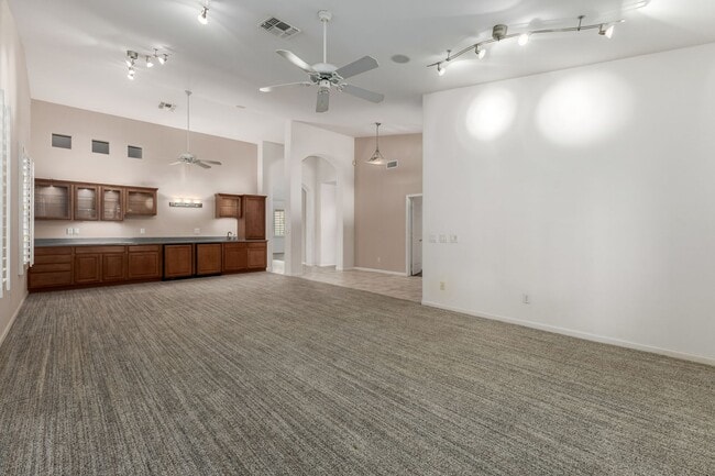 Building Photo - Long term rental in Oakwood with private pool