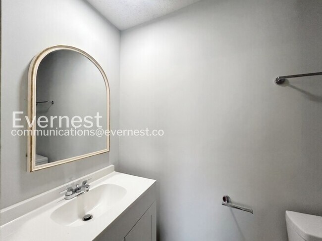 Building Photo - 667 Sevier St