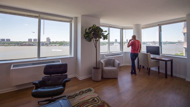 Building Photo - 180 Riverside Blvd