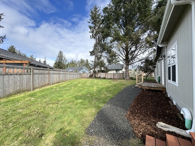 Building Photo - 834 Teal Ct SE