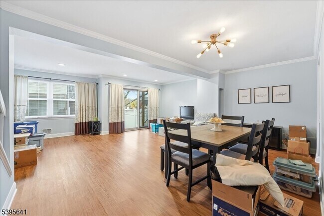 Building Photo - 2606 Trafalgar Square