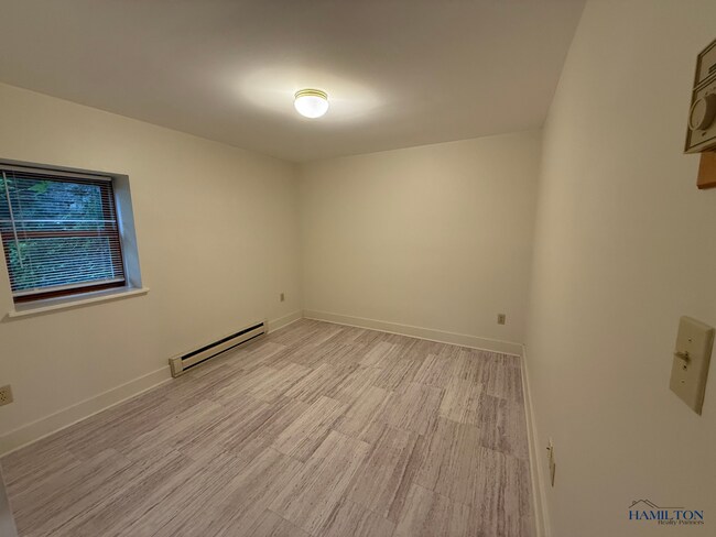 Building Photo - 12 E Lake Rd