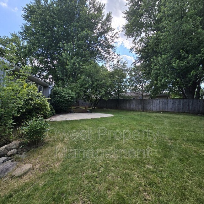 Building Photo - 79 River St