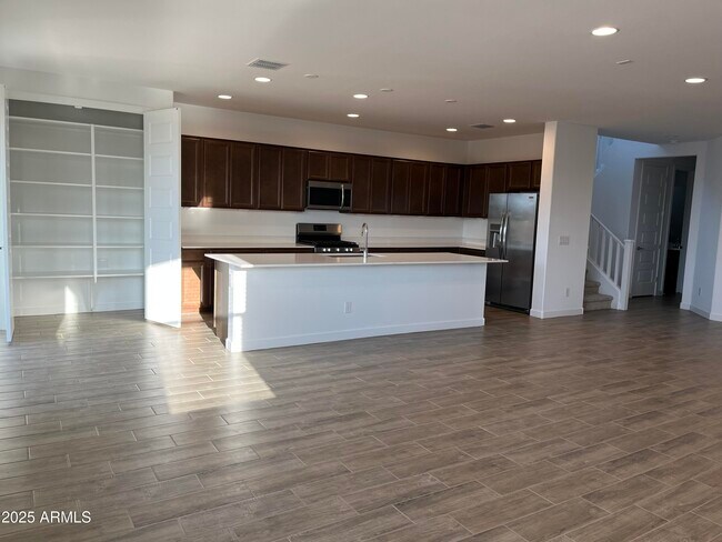 Building Photo - 9426 W Sells Dr