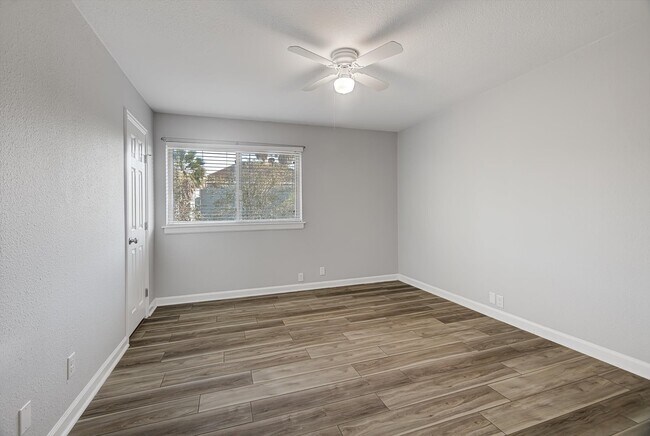 Building Photo - 424 15th St