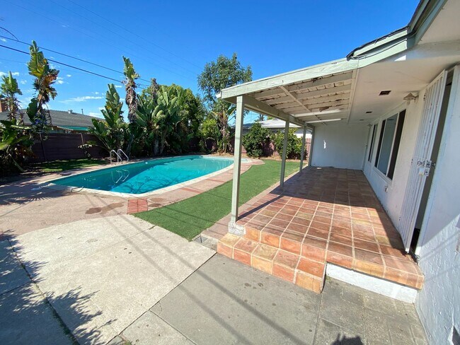 Building Photo - 4BD/2BA, POOL!!