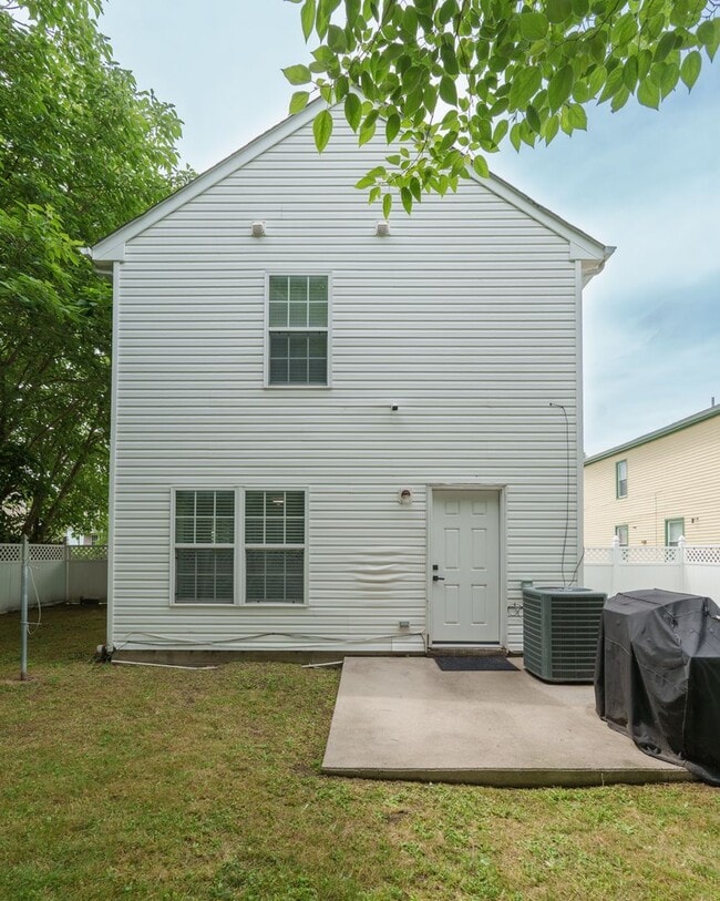 Building Photo - MOVE IN READY 3 Bedroom in the Heart of No...