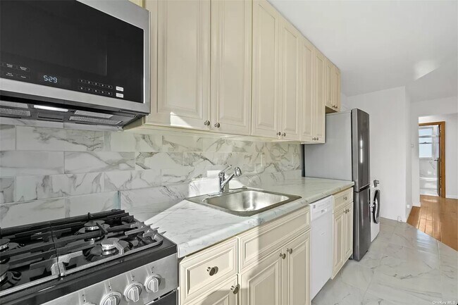 Building Photo - 32-33-33 46th St