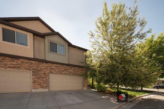 Primary Photo - Stunning Row End Townhome In Excellent Loc...