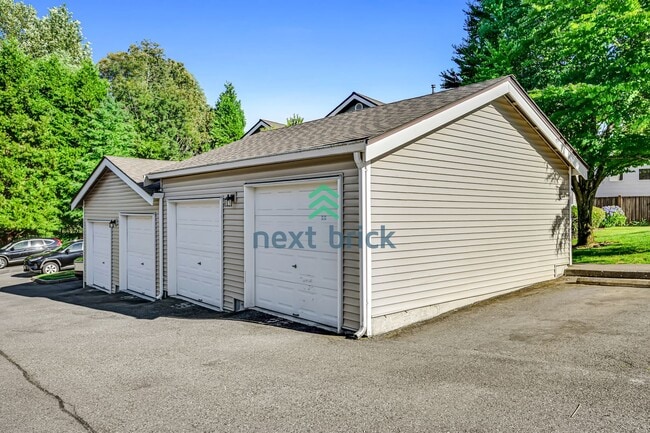 Building Photo - 2 BED & 1.5 BATH TOWNHOUSE FOR RENT