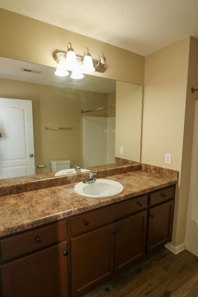 Building Photo - 2 BEDROOM, 2 1/2 BATH TRIPLEX CLOSE TO HON...