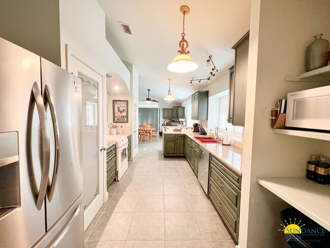 Building Photo - Custom home in the heart of Fort Walton Be...