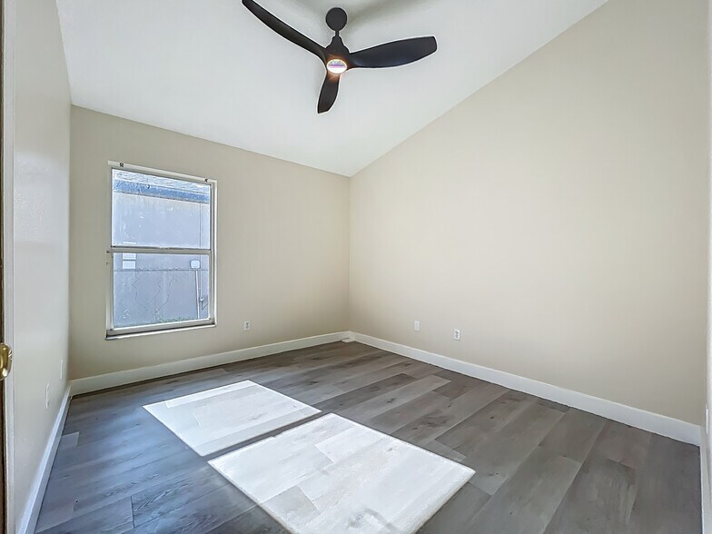 Building Photo - 1115 Naples Dr