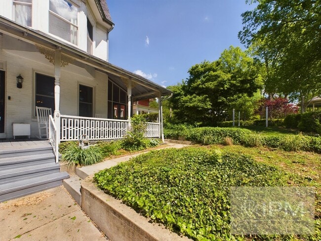 Building Photo - Spacious 5 Bedroom, 2.5 Bath Near The Avenues!