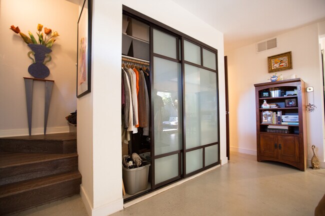 Building Photo - 2508 Arizona Ave