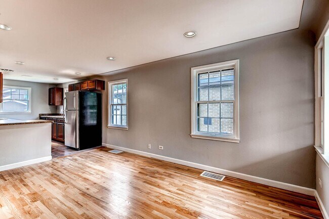 Building Photo - Updated 4-bed, 2-bath home - Blocks from R...
