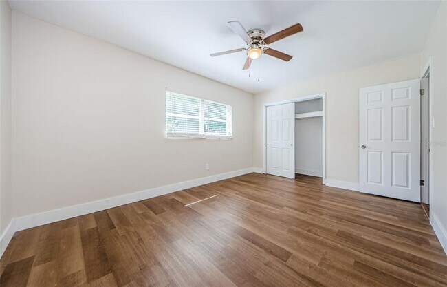 Building Photo - 1310 Robin Hood Ln