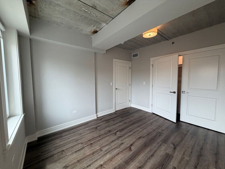 Building Photo - 952 W Carmen Ave