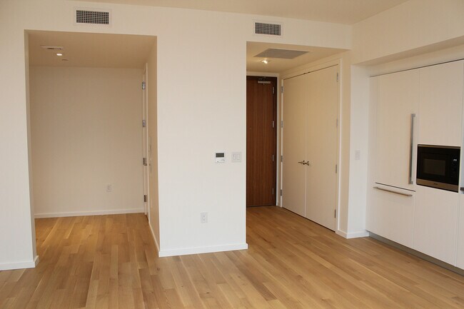 Building Photo - Unrivaled Cosmopolitan Condo w/Breathtaking City & River Views