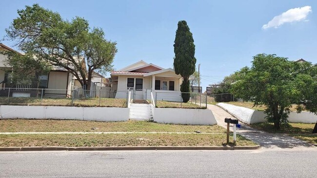 Building Photo - 1001 S Main St