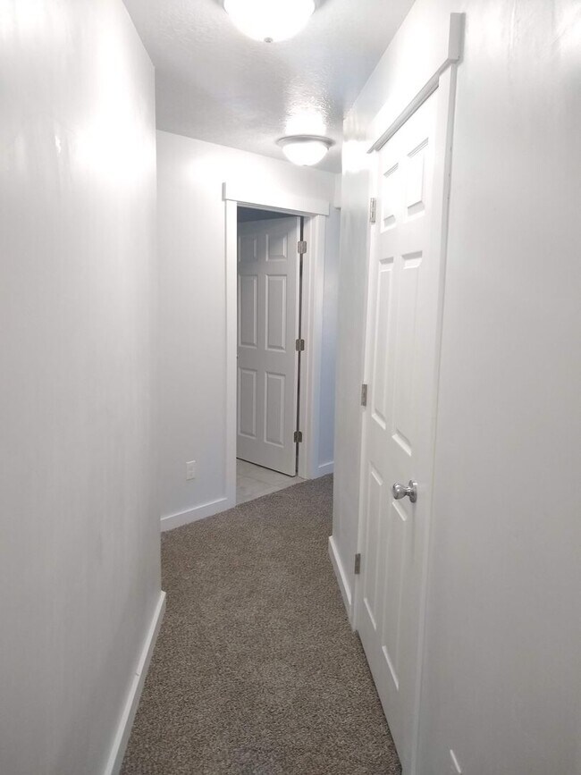 Building Photo - Bluffdale Townhouse Rental in Bringhurst S...