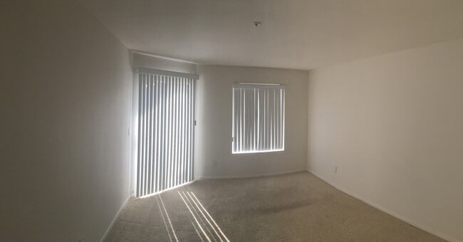 Building Photo - 2 Bedroom / 2 Bathroom Corona Ranch Condo in Triana