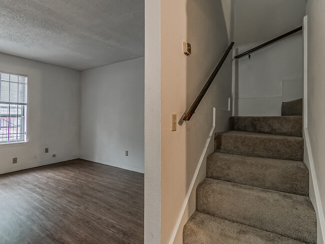 Building Photo - 818 Greenvale Rd