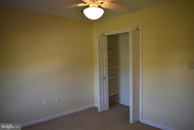 Building Photo - 2174 E Greenleaf Dr