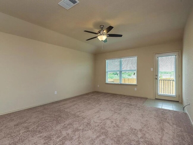 Building Photo - 3 Bed 2 Bath Home with Fenced Back Yard