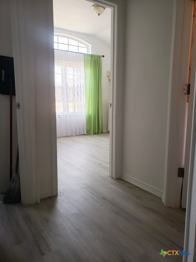 Building Photo - 1121 Dixon Cir