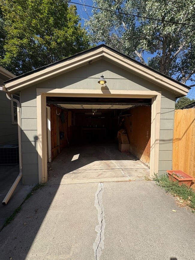 Building Photo - Cute midtown home for rent - pet friendly