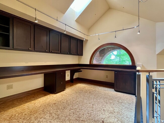 Building Photo - Luxury Estate Retreat in the Heart of Samm...