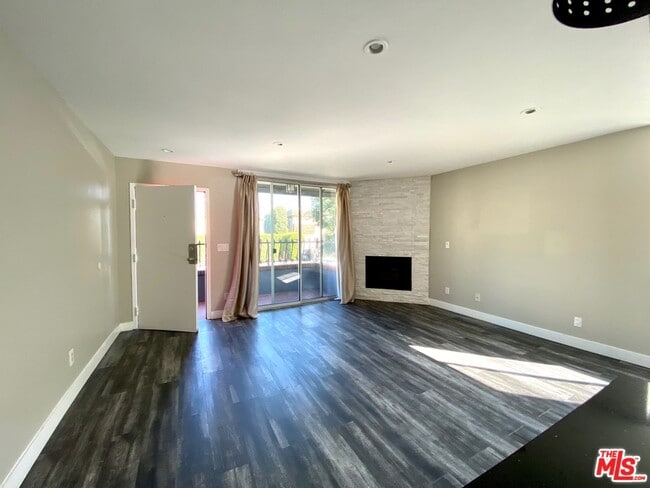 Building Photo - 1529 S Bundy Dr