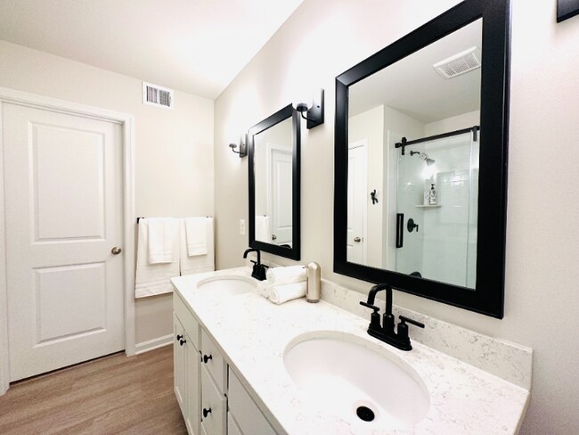 Building Photo - 4740 Canterbury Rd