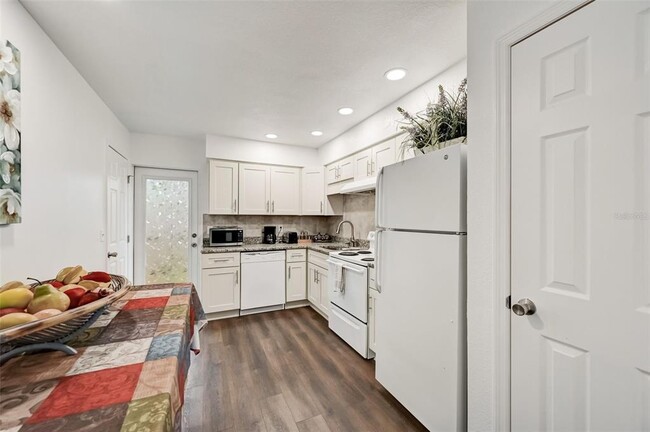 Building Photo - 618 S Osprey Ave