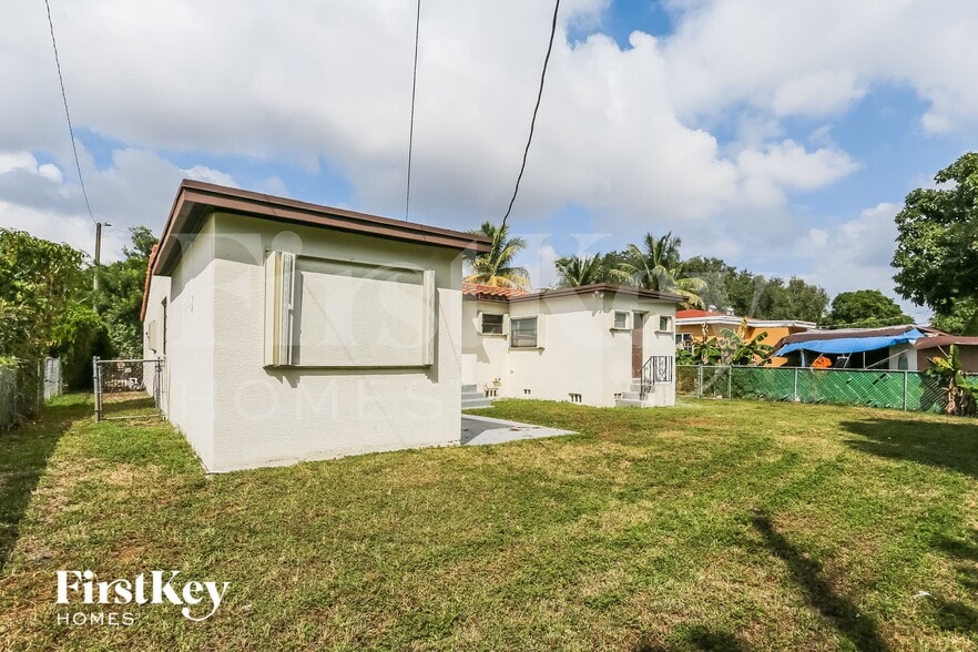 Building Photo - 1078 NE 157th St