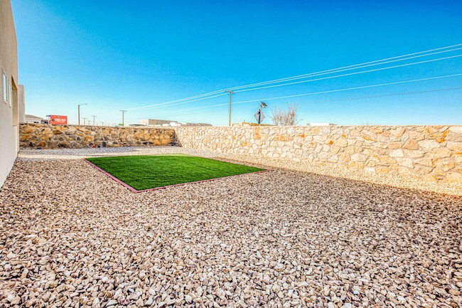Building Photo - Beautiful East side House 4 bed-2.5 baths, part of The Overlook Casa Club that includes Swimming ...