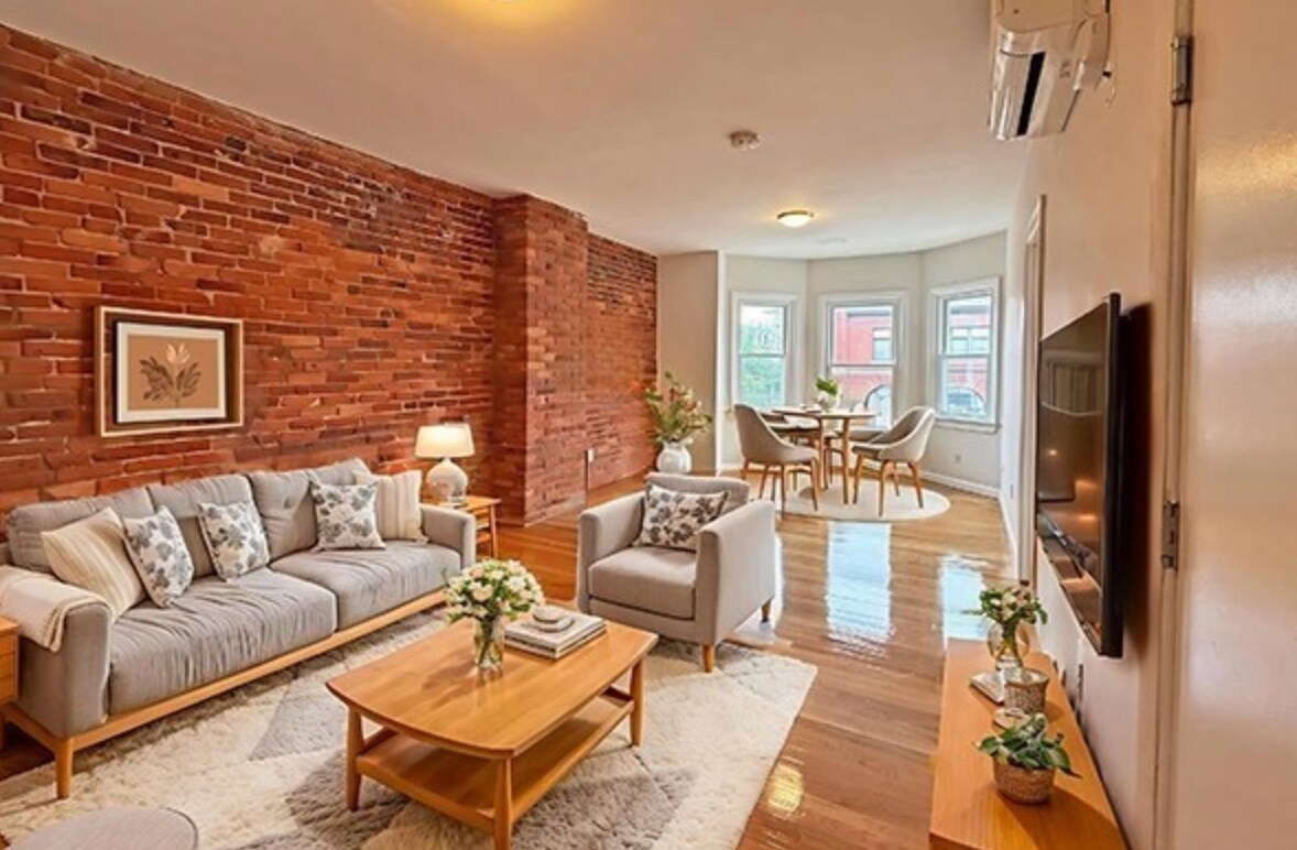 Building Photo - 164 Broadway