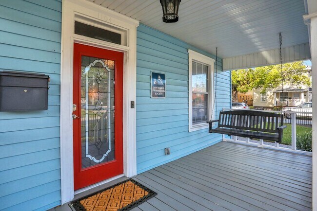 Building Photo - 1104 Lasalle St