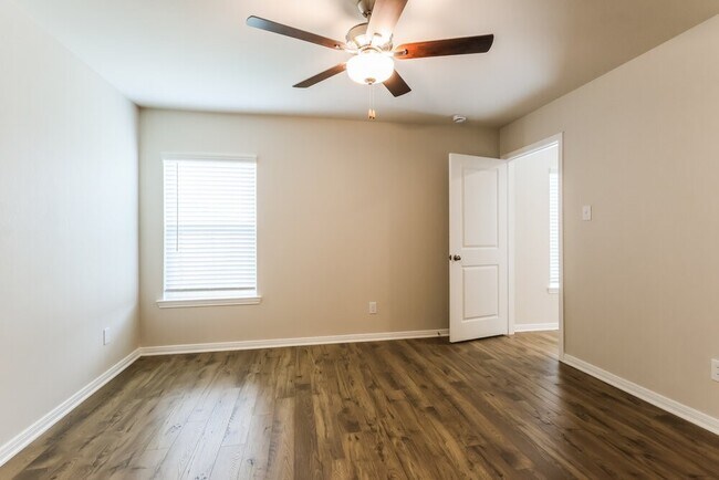 Building Photo - 400 Mustang Trot Dr