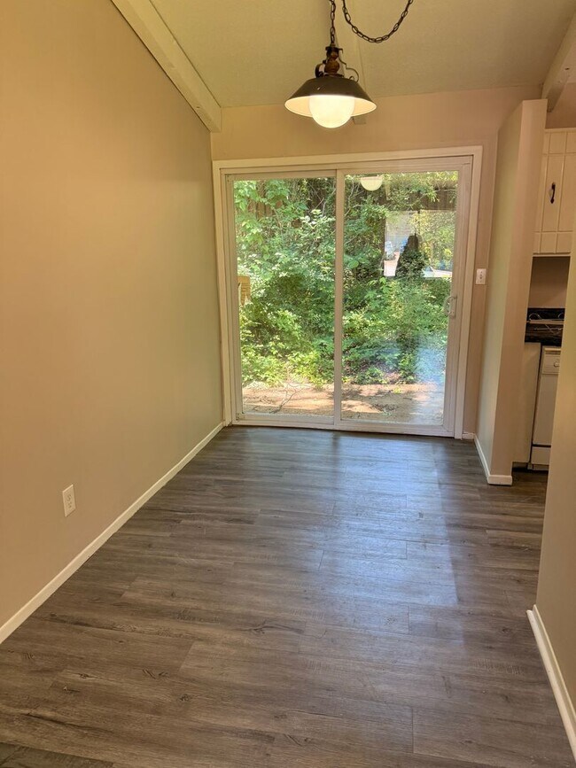 Building Photo - 905 Forest Dale Ln
