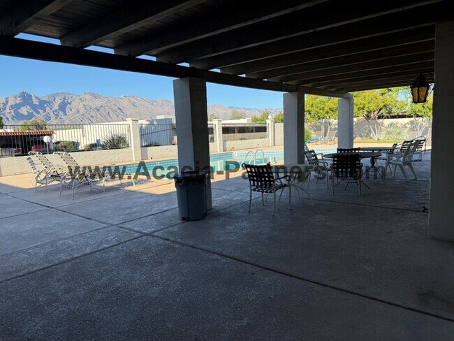 Building Photo - Three bedroom townhome with community pool