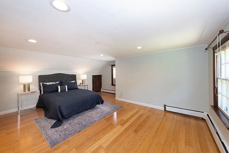 upstairs room 1 - 353 Washington St