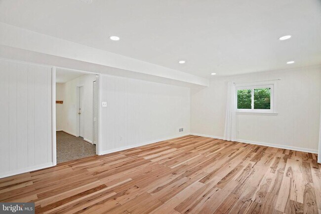 Building Photo - 6607 Lone Oak Dr