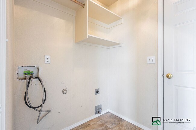 Building Photo - 3 bed 2 bath home