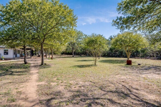 Building Photo - 137 W Oak Dr